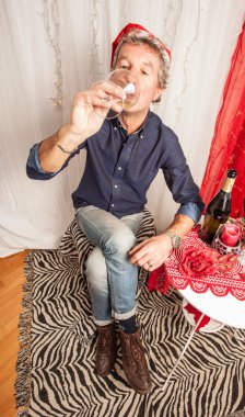 adam şarap içiyor.