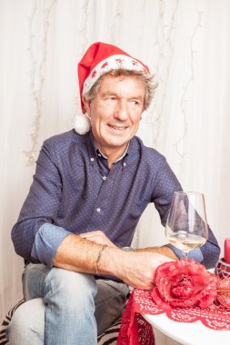 adam şarap içiyor.