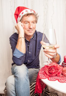 adam şarap içiyor.