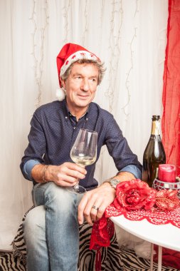 adam şarap içiyor.