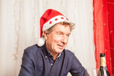 adam şarap içiyor.