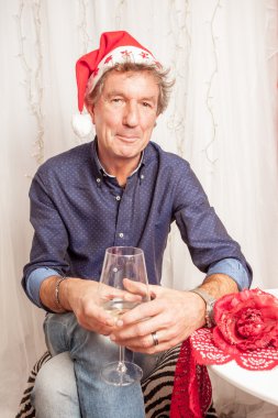 adam şarap içiyor.