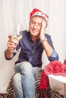 adam şarap içiyor.