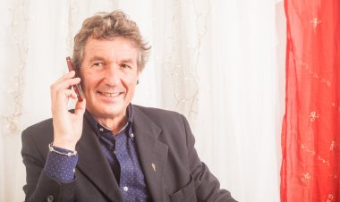 Adam telefon ile stüdyoda.