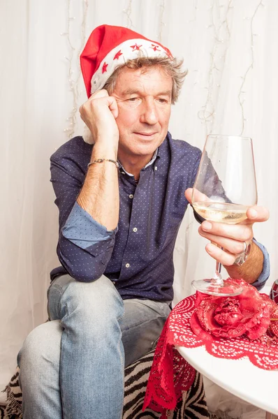 adam şarap içiyor.