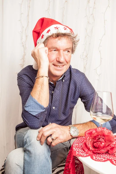 adam şarap içiyor.