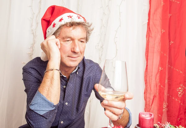 adam şarap içiyor.