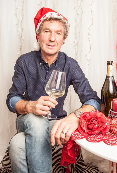 adam şarap içiyor.