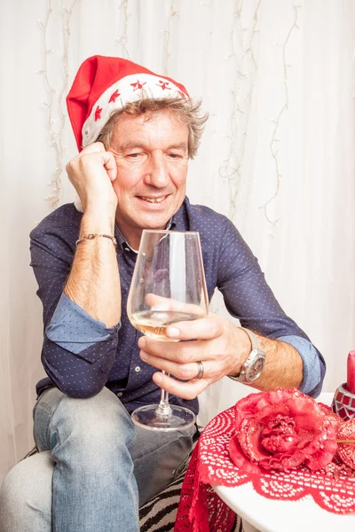 adam şarap içiyor.