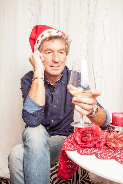 adam şarap içiyor.