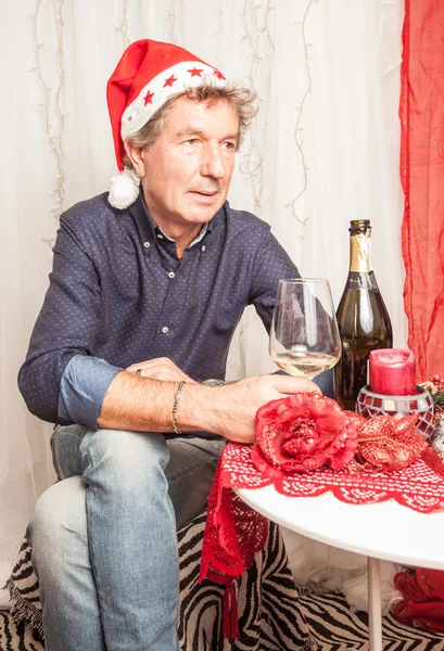 adam şarap içiyor.