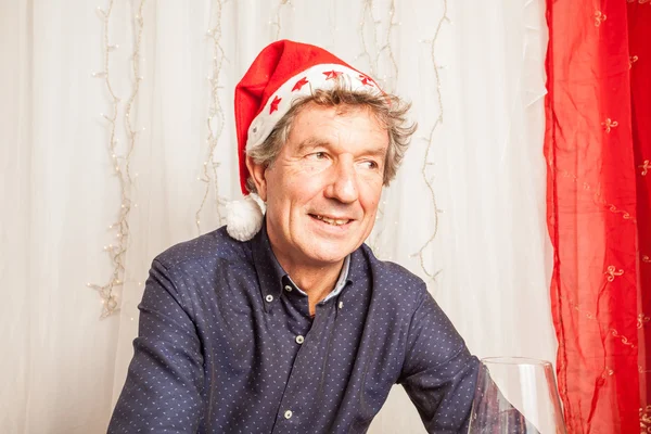 adam şarap içiyor.