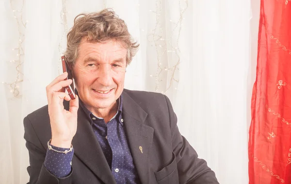 Man in de studio met telefoon. — Stockfoto