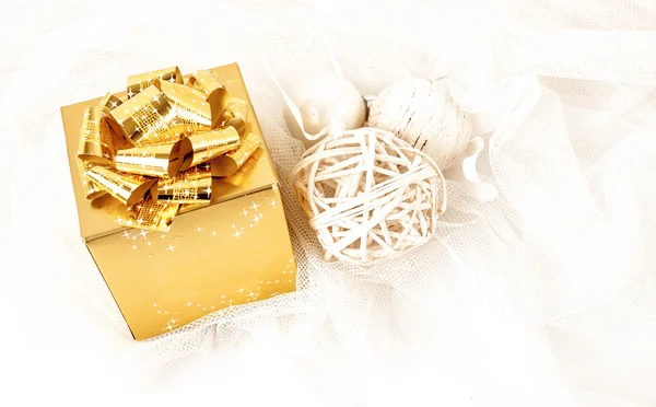 Caixa de presente ouro — Fotografia de Stock