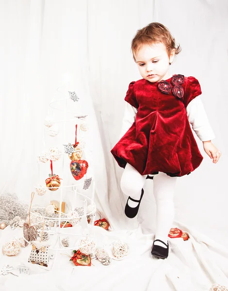 Hermosa niña jugando con decoraciones de Navidad . —  Fotos de Stock