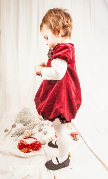 Menina bonita brincando com decorações de Natal . — Fotografia de Stock