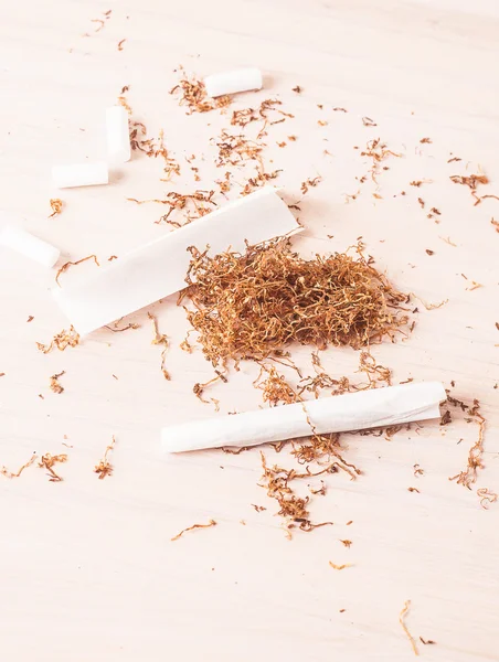 Dohány, cigarettapapír és szűrők. — Stock Fotó