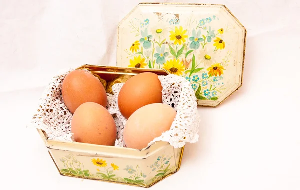 Vařená vejce v omšelé plechové krabičce . — Stock fotografie