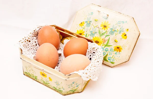 Eski püskü bir teneke kutu içinde haşlanmış yumurta .