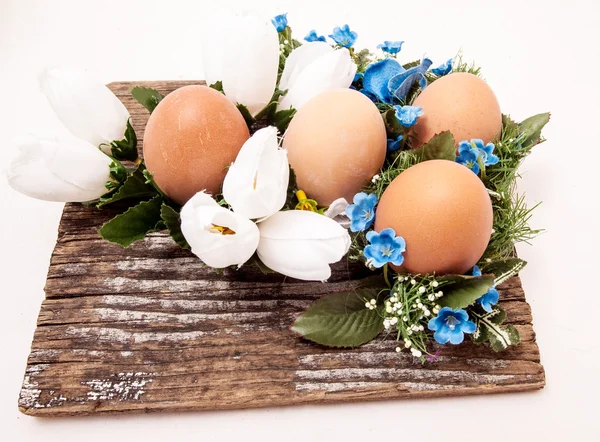 鸡蛋与布花木制的桌子上 — 图库照片