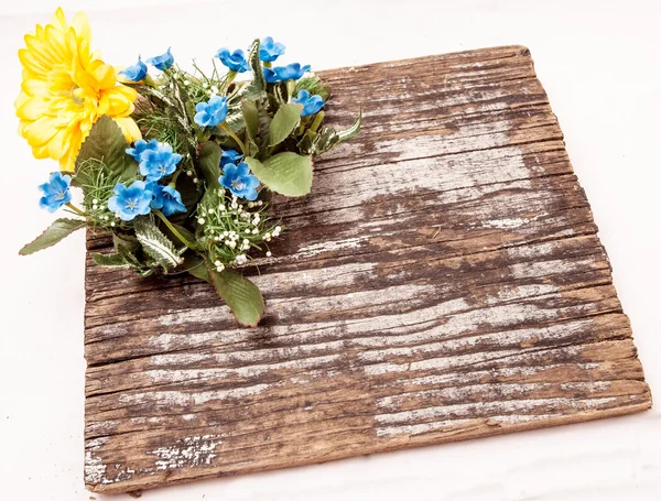 Цветы ткани на деревянном столе . — стоковое фото