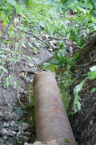 Avloppsrör i creek — Stockfoto