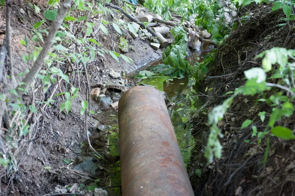 Avloppsrör i creek — Stockfoto