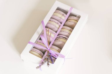 Beyaz masadaki renkli kurabiyeler. Hediye kutusundaki bir kurabiyenin görüntüsü, seçici odak noktası.