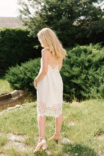 Tamamen büyümüş portre, beyaz elbiseler içinde çekici genç bir kadın.