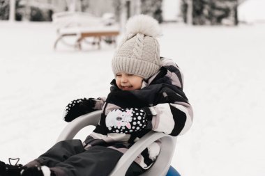 Kar kızağındaki tatlı çocuk, aktif yaşam tarzı, kış, aile.