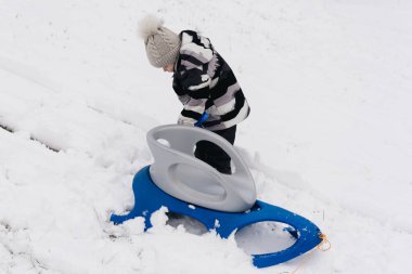 Kar kızağındaki tatlı çocuk, aktif yaşam tarzı, kış, aile.