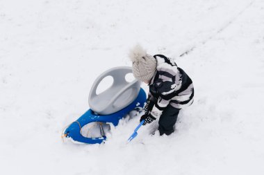 Kar kızağındaki tatlı çocuk, aktif yaşam tarzı, kış, aile.