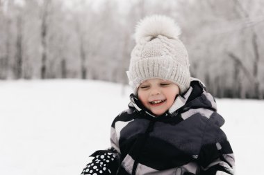 Kar kızağındaki tatlı çocuk, aktif yaşam tarzı, kış, aile.