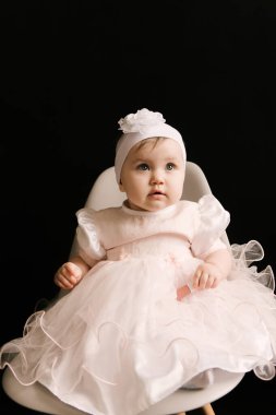 Siyah arka planda gülümseyen tatlı bir kız.