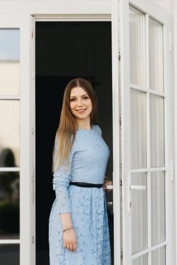 Beyaz Saray 'ın arka planında, mavi elbiseli çekici bir genç kız.