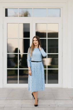 Beyaz Saray 'ın arka planında, mavi elbiseli çekici bir genç kız.