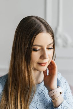 Pencerenin yanındaki mavi elbiseli çekici genç kız.