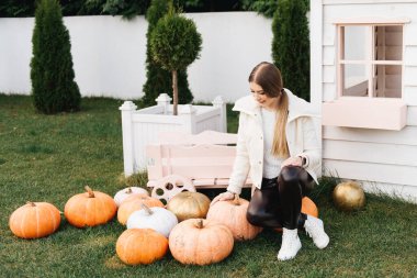 Elinde balkabağı olan çekici bir genç kız, sonbahar, Cadılar Bayramı