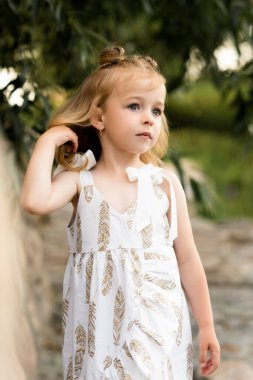 Güneşli bir günde dışarıda oynayan sevimli küçük kız.