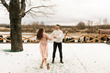 Genç, güzel, mutlu aşıklar, kışın karlı, resimli bir yerde aşk hikayesi.