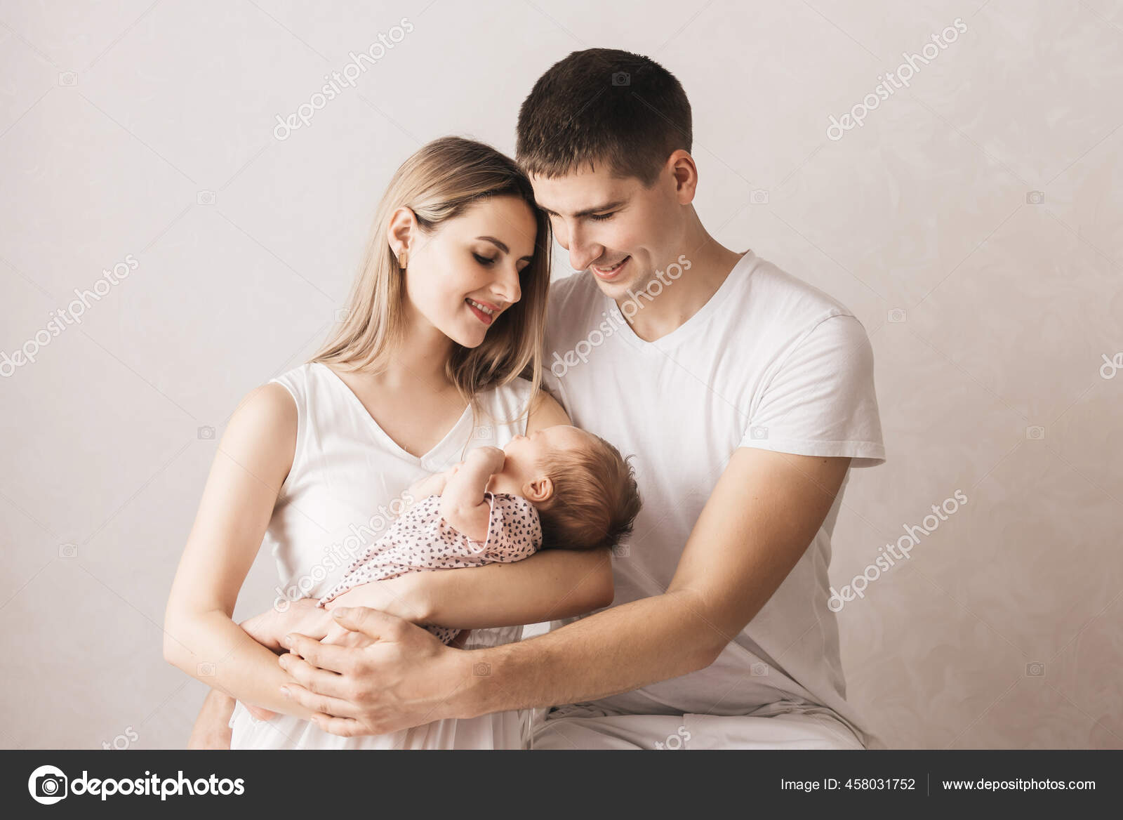 Mujer Hombre Sosteniendo Recien Nacido Mama Papa Bebe Primer Plano Fotografia De Stock C Ksyusha Yanovich Mail Ru Depositphotos