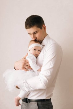 Aile, babalık ve insanlar kavramsal olarak mutlu baba kucağında küçük bir kız çocuğu