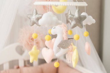 Mobil El Yapımı Keçeli Oyuncakları olan Pembe Giyen Kızlar için Şirin Bebek Cot