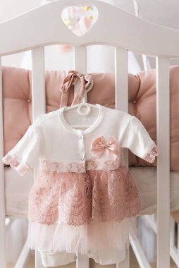 Mobil El Yapımı Keçeli Oyuncakları olan Pembe Giyen Kızlar için Şirin Bebek Cot