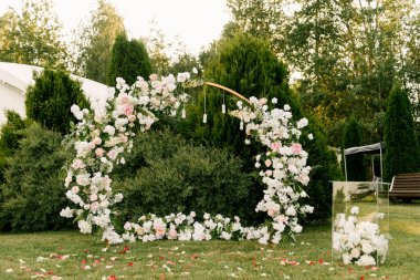Çiçekli düğün dekoru. Yeni evliler için güzel bir kemer..