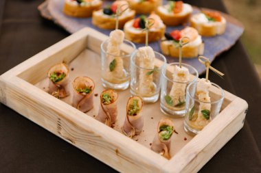 Masadaki shot bardaklarında karides ya da karides kokteyli. Yeşillik ve domatesli sağlıklı karides salatası..