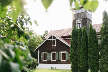 Güzel, ahşap kırsal bir ev, pencereleri ve güzel bir doğası var.