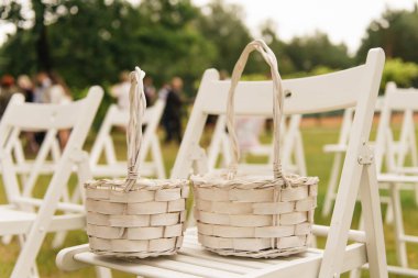 Düğün için gül yapraklı sepetler.