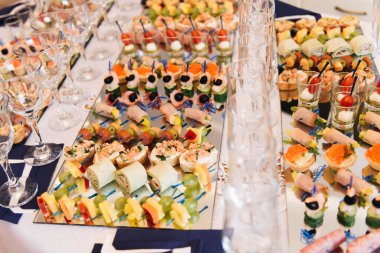 Çeşitli atıştırmalıklarla dolu bir açık büfe.