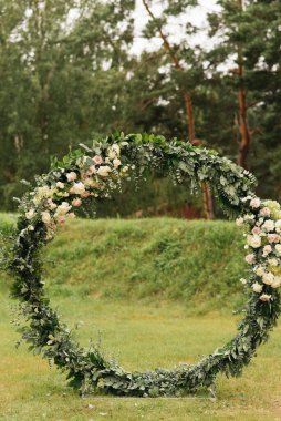 Çiçekli düğün dekoru. Yeni evliler için güzel bir kemer..